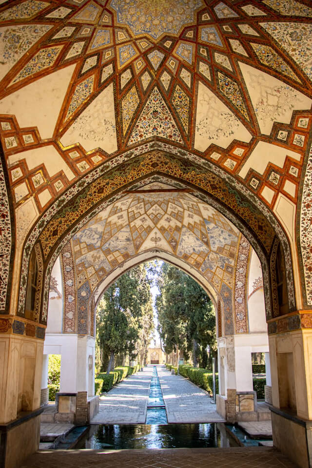 Day 4: Kashan to Isfahan – Gardens & Architecture