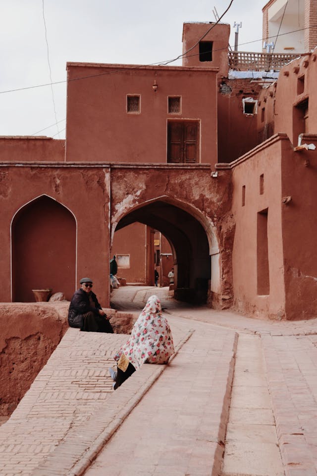 Day 7: Varzaneh to Kashan via Abyaneh – Villages and Traditions
