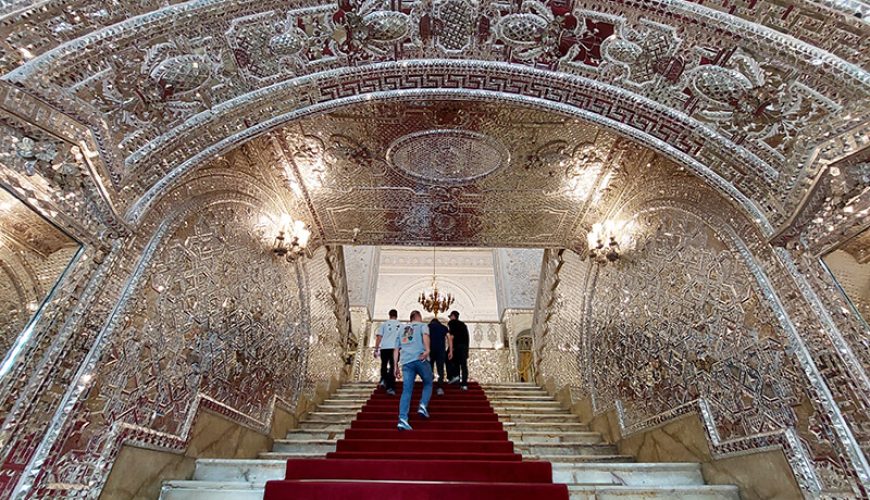 Compassimo-Tourists in the entrance to the main palace in Golestan Palace-Tehran