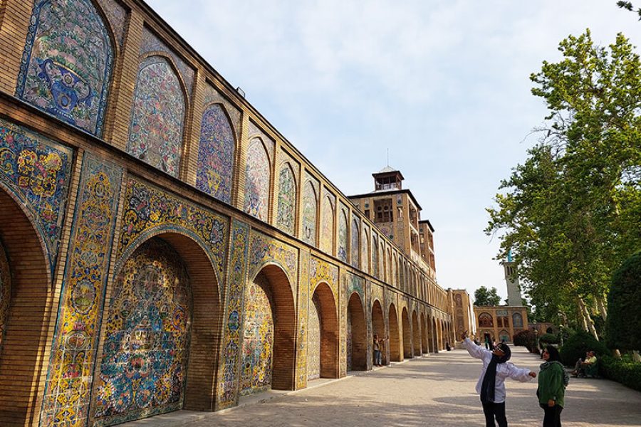 Compassimo-Visitors taking photos in Golestan Palace-Tehran