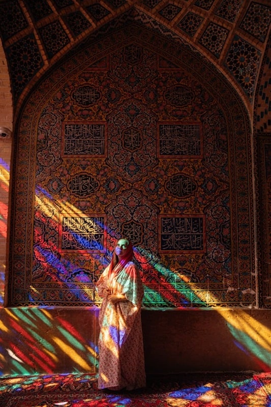 Compassimo-A tourist in Nasir al Molk Mosque in Shiraz