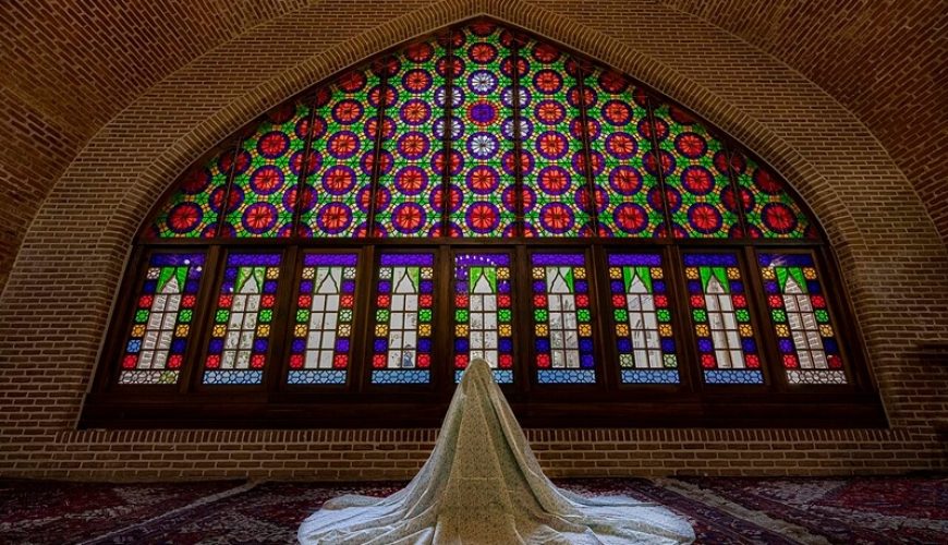 Compassimo-A woman praying in the Jameh Mosque of Tabriz