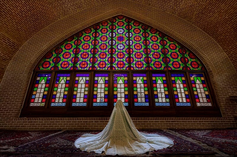 Compassimo-A woman praying in the Jameh Mosque of Tabriz