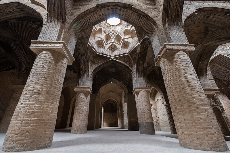 Compassimo-Amazing interior architecture of the Jameh mosque of Isfahan