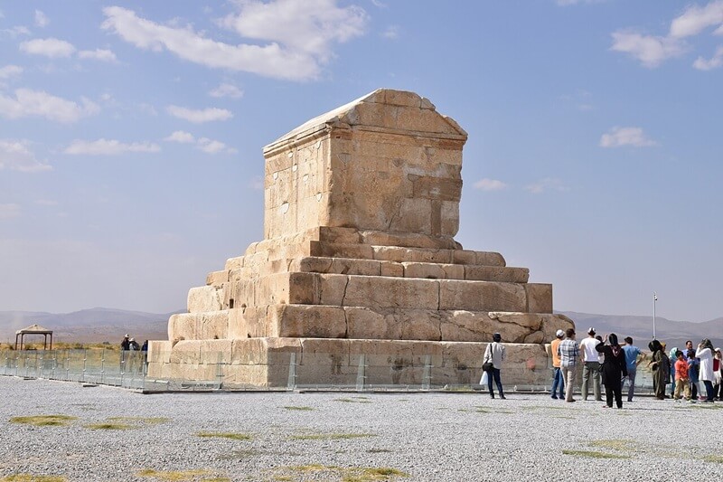 Compassimo-Visitors in the tomb of Cyrus the Great-Pasargadae-Shiraz